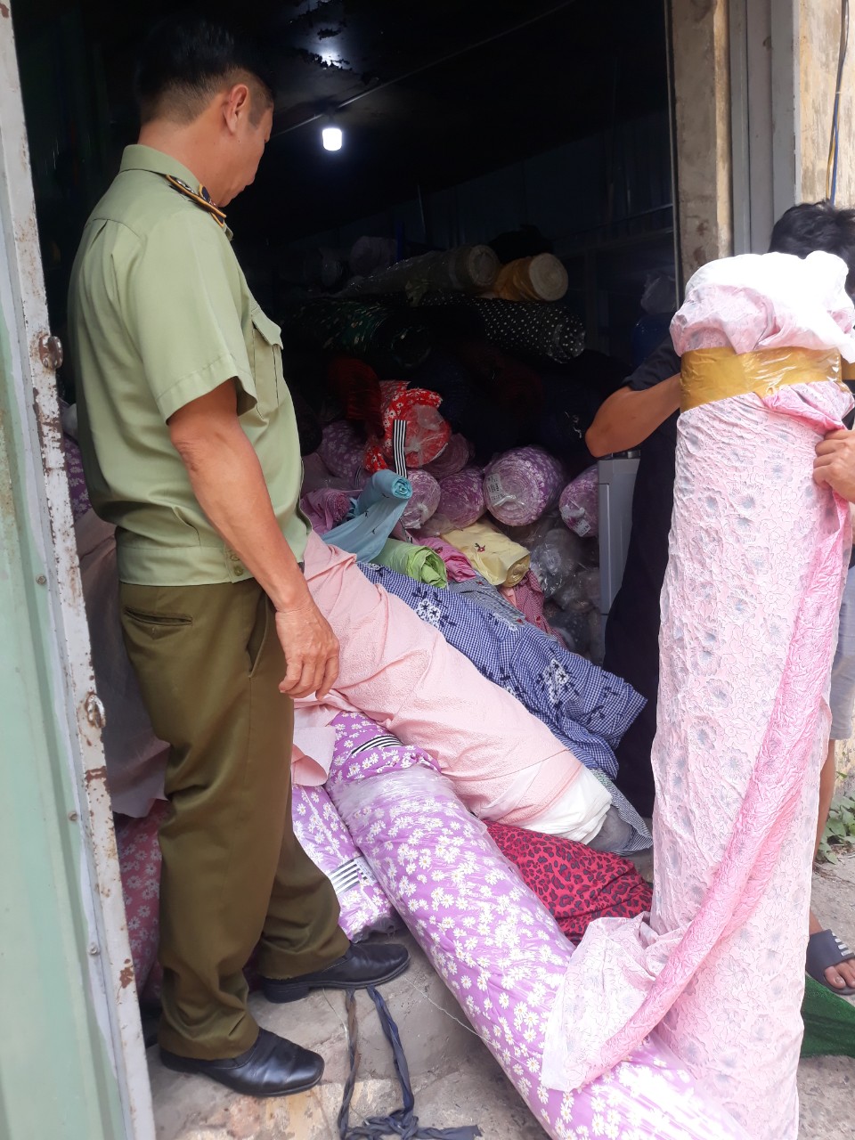 Kiểm tra kho vải nhập lậu và nước hoa giả mạo nhãn hiệu đã được bảo hộ tại Việt Nam Kiểm tra kho vải nhập lậu và nước hoa giả mạo nhãn hiệu đã được bảo hộ tại Việt Nam