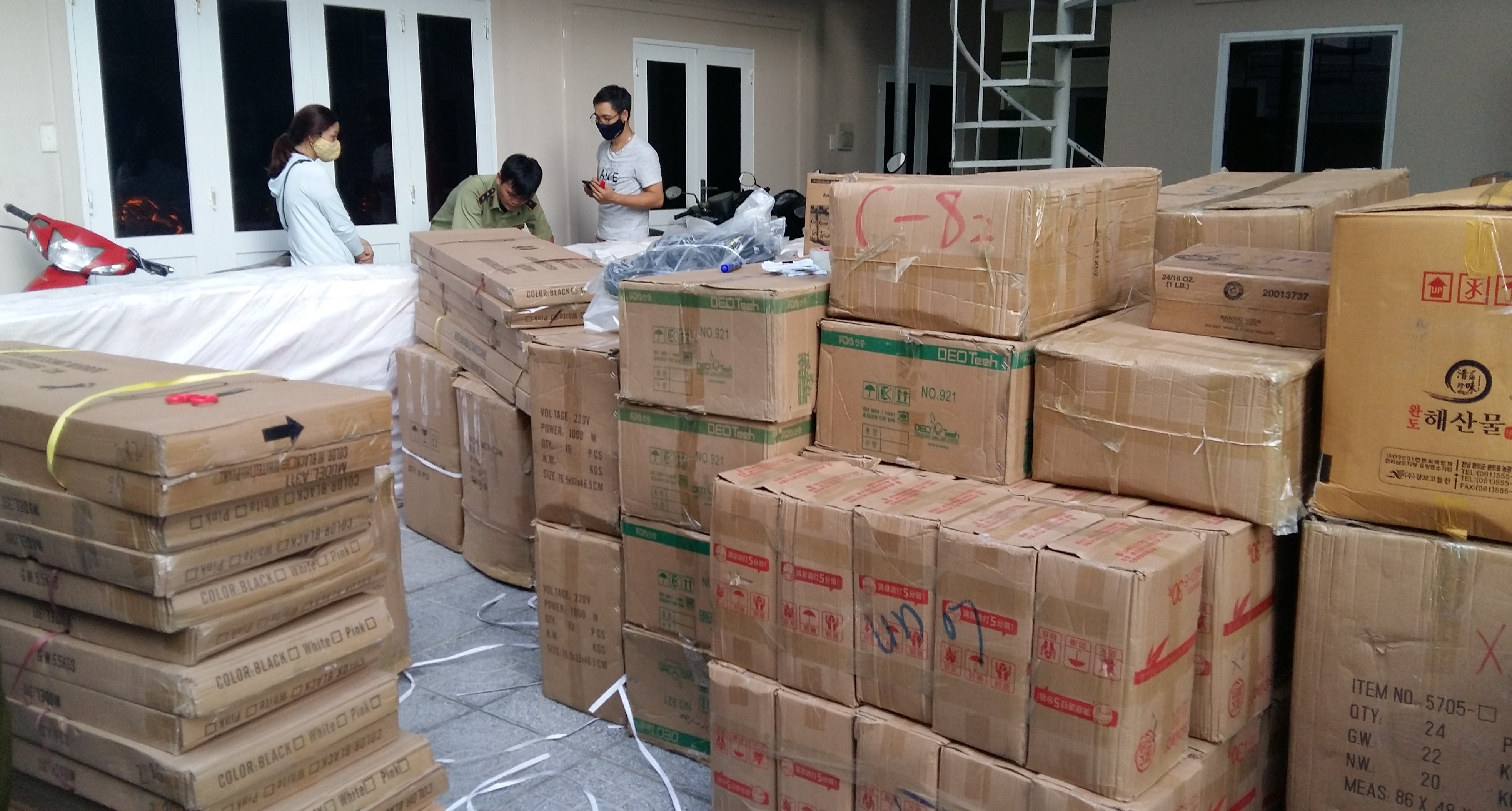 Công chức Đội QLTT số 2 Cục QLTT tỉnh Bà Rịa - Vũng Tàu kiểm tra hàng hóa nhập lậu