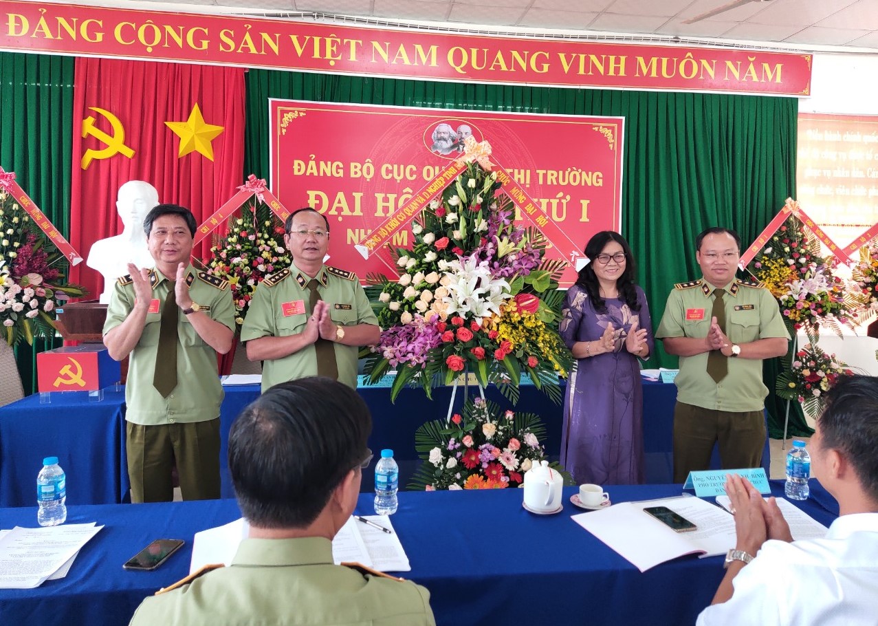 Bà Lương Thị Thu - Phó Bí thư Đảng ủy khối Cơ quan và Doanh nghiệp tặng hoa chúc mừng Đại hội