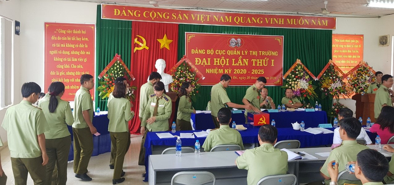 Đại biểu tham gia bỏ phiểu bầu cử BCH Đảng bộ Cục QLTT nhiệm kỳ 2020 - 2025
