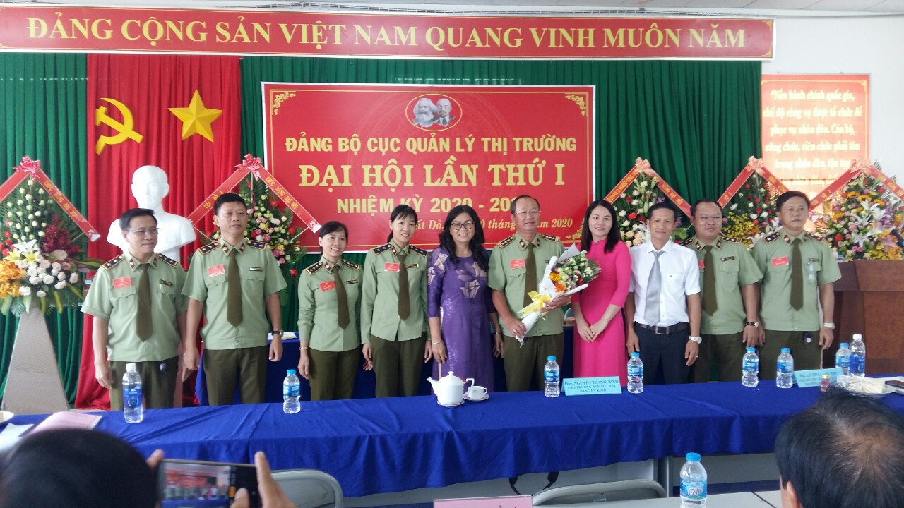 Đảng ủy Khối Cơ quan và Doanh nghiệp tỉnh tặng hoa chúc mừng BCH Đảng bộ Cục QLTT tỉnh Bà Rịa - Vũng Tàu