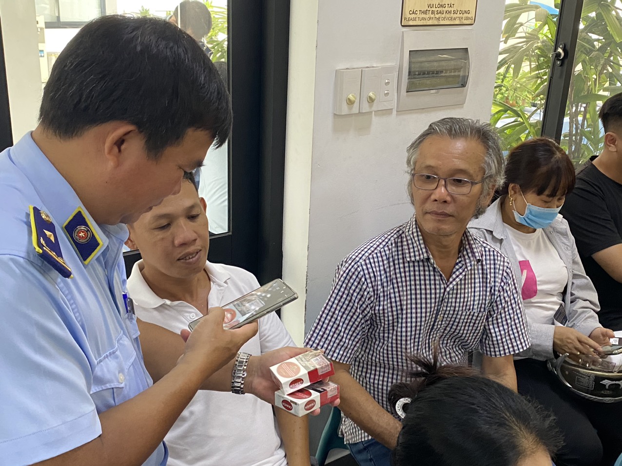 Công chức Cục QLTT hướng dẫn phân biệt sản phẩm thuốc lá thật, giả