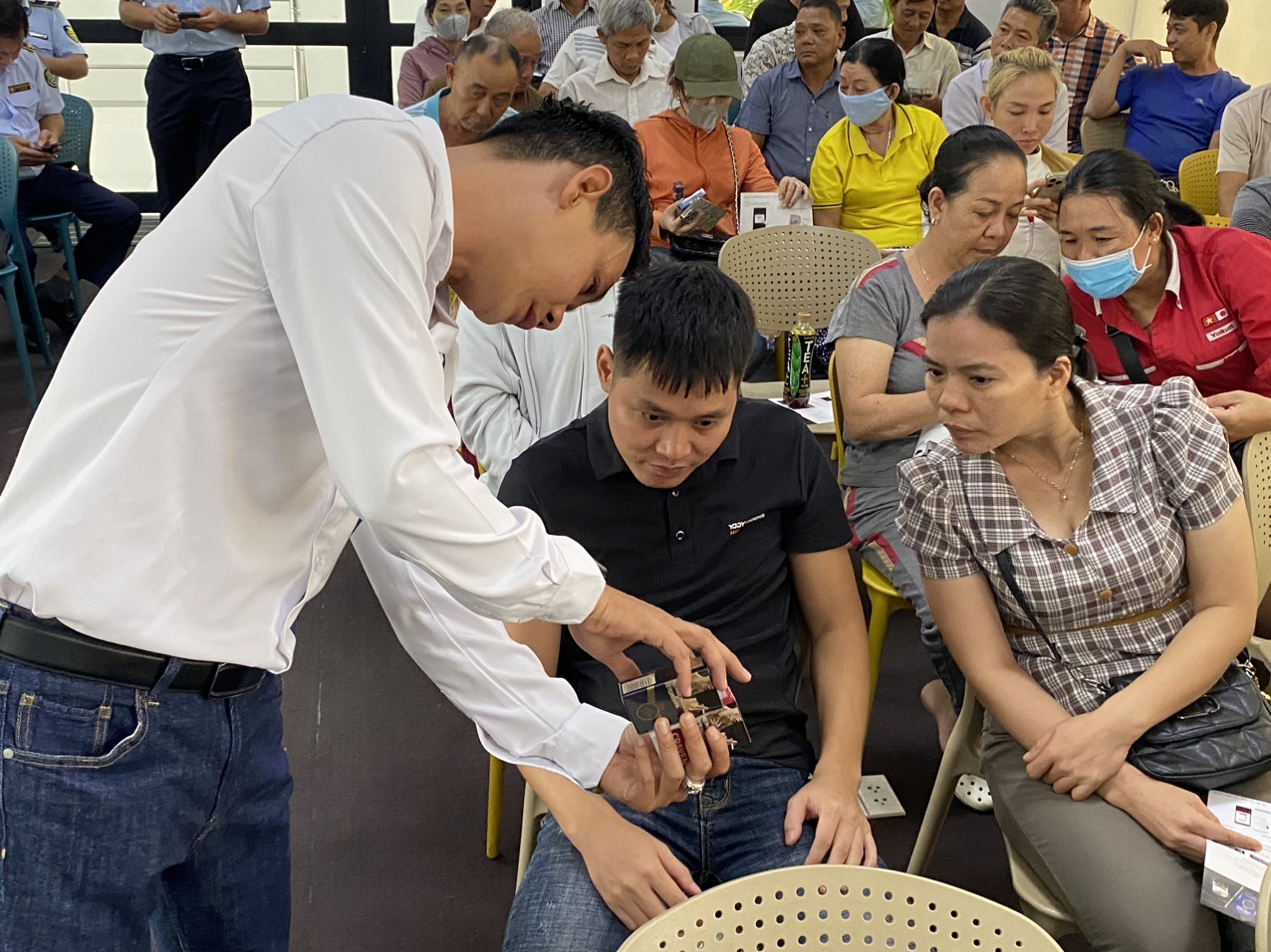 Đại diện Tập đoàn BAT hướng dẫn dấu hiệu phân biệt sản phẩm thuốc lá thật, giả